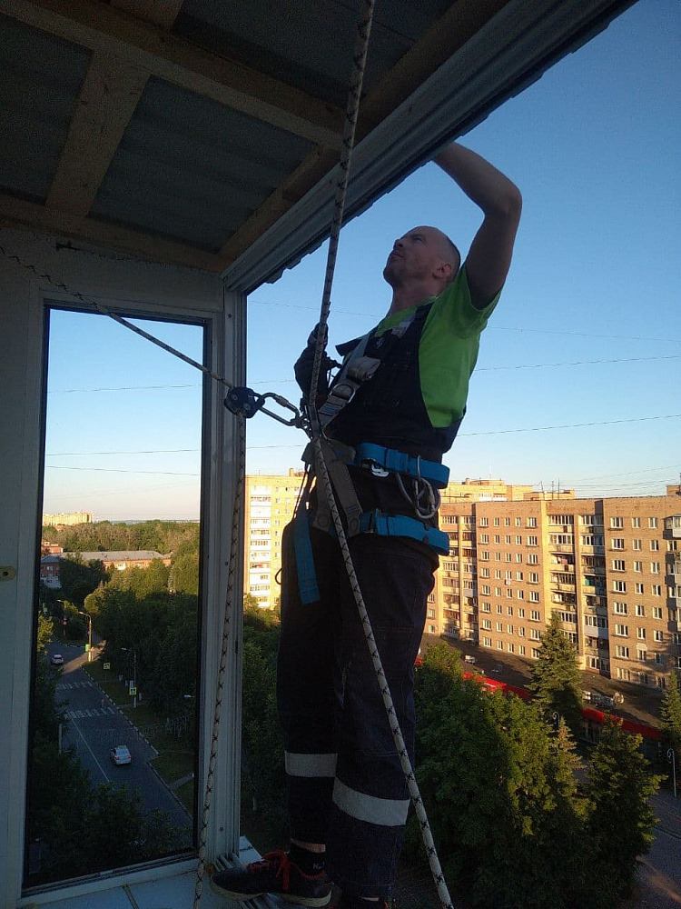Установка козырька и ремонт на балконе №1